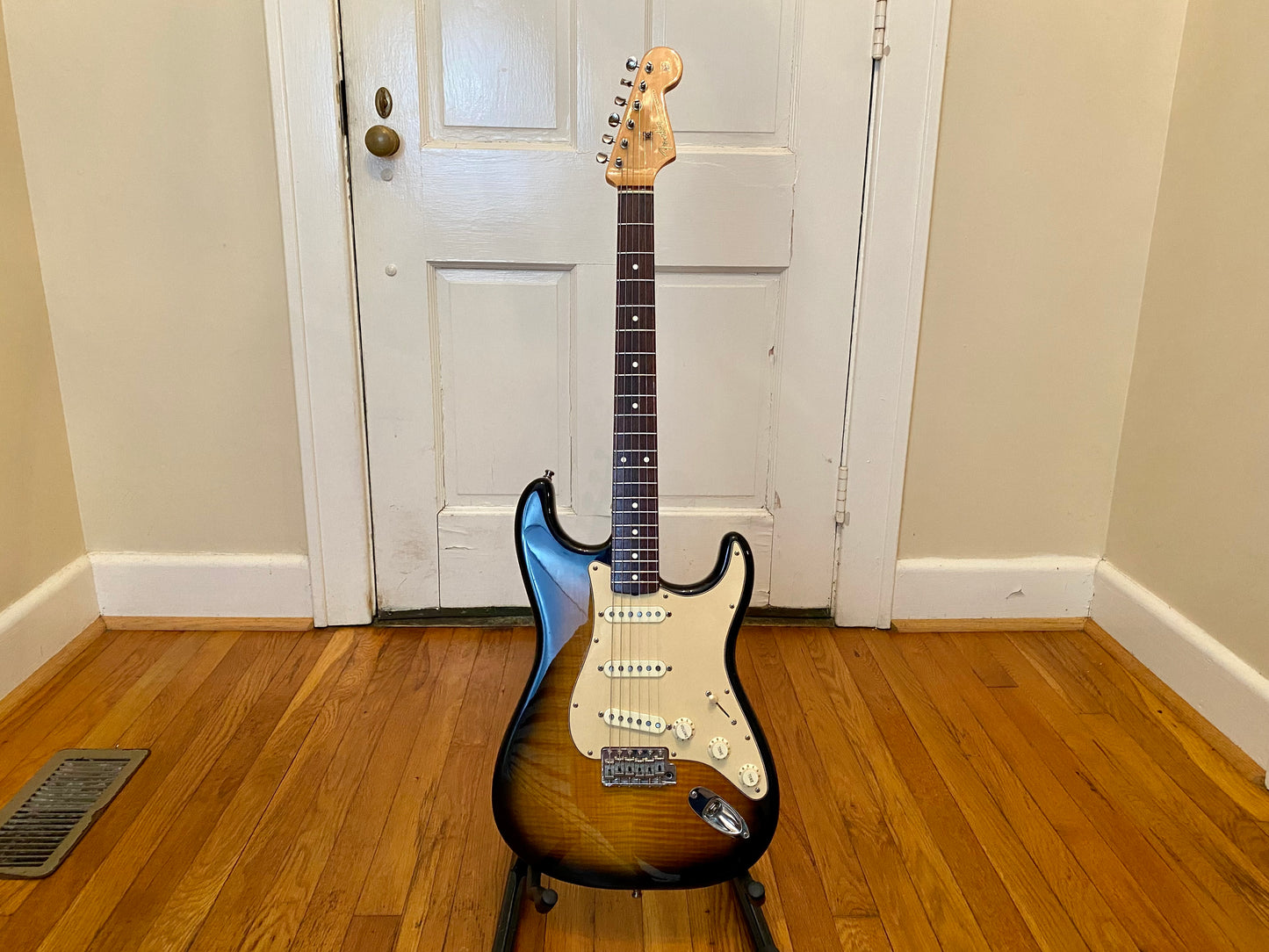 2006 Fender American Deluxe Vintage Player '62 Stratocaster Flame Top | 2-Tone Sunburst