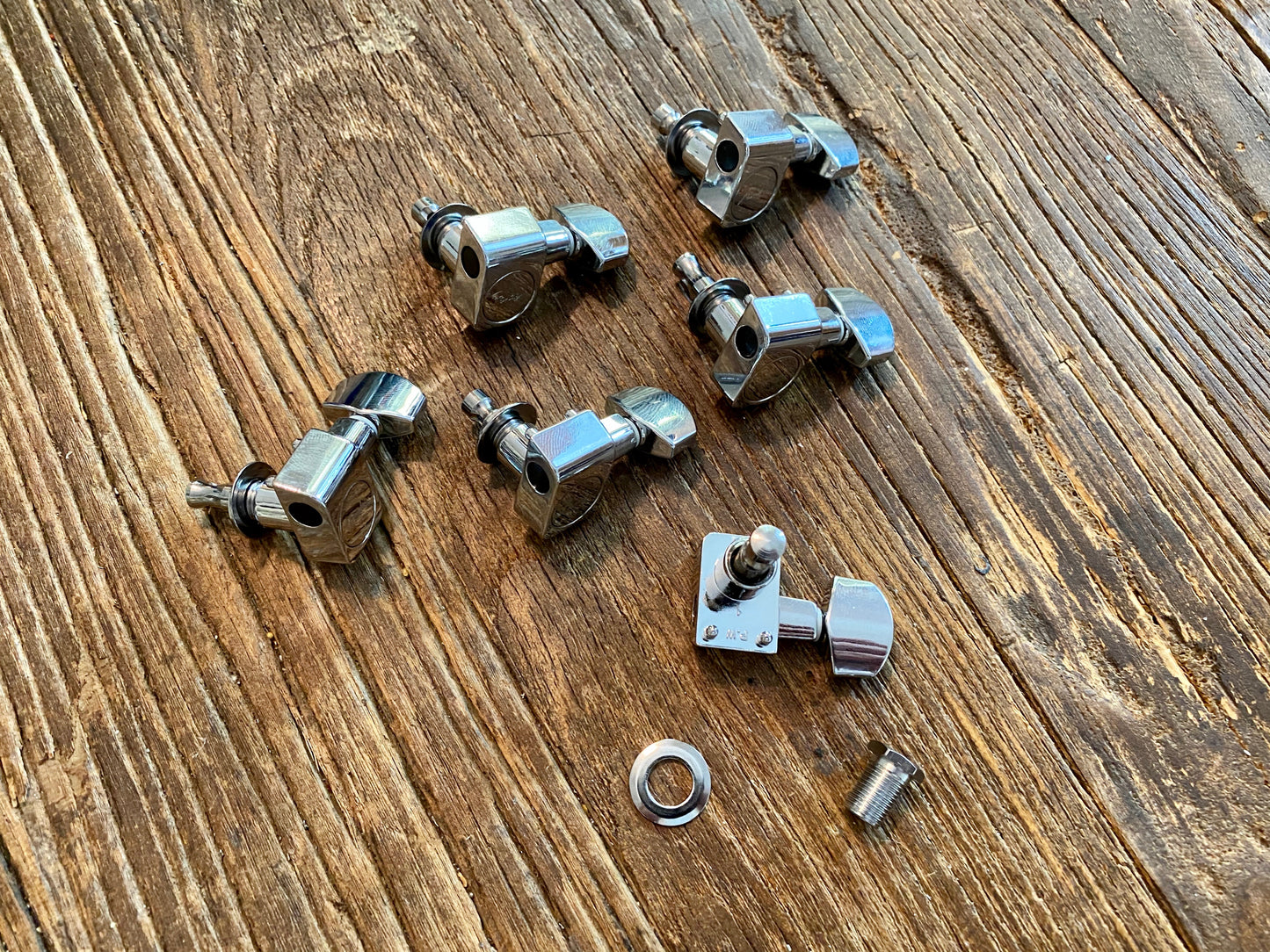 Fender American Standard Staggered Tuner Set | Chrome, Dual Location Pins, No Screws