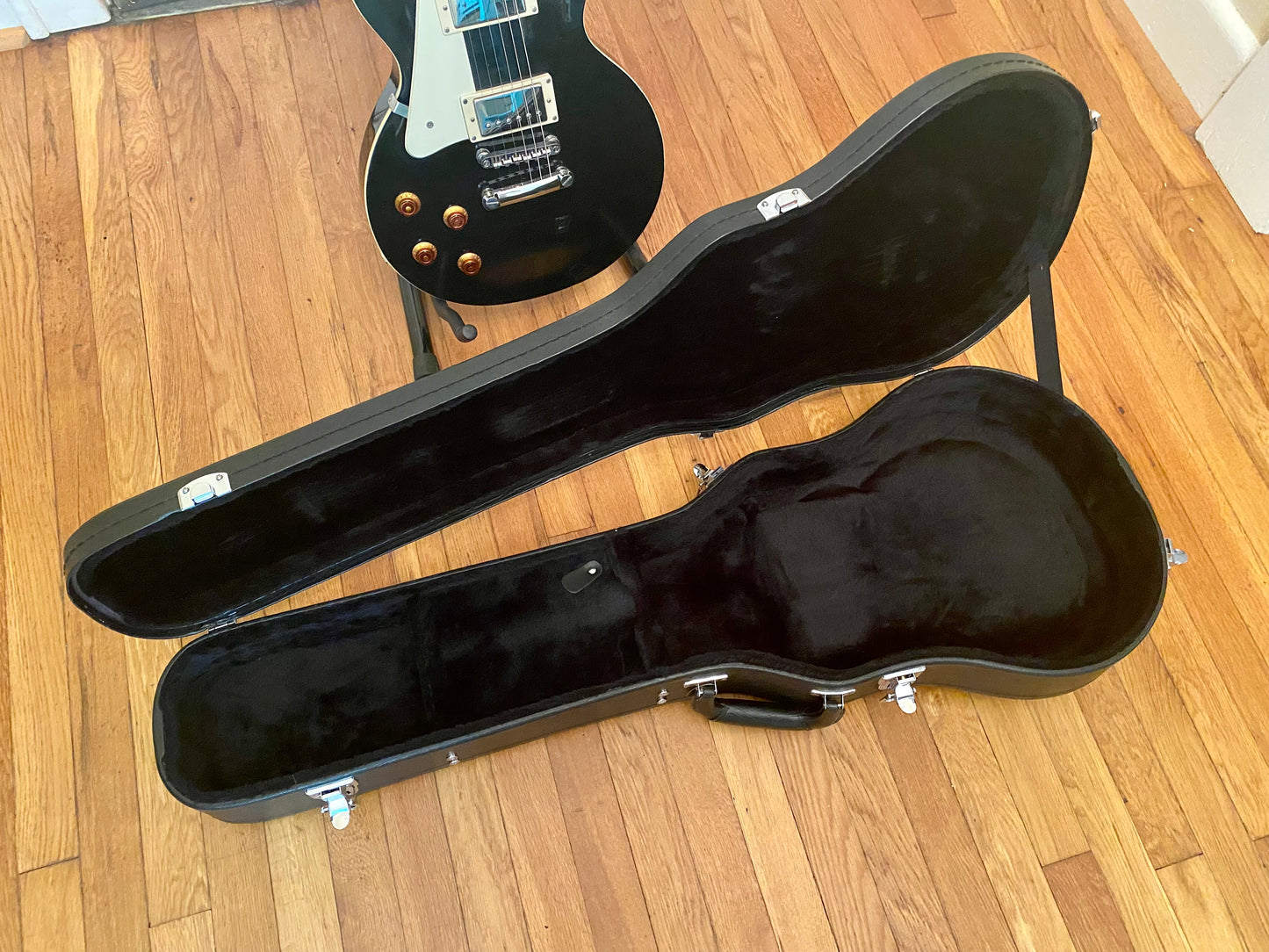 Left-Handed | 2005 Les Paul Standard | Ebony w/ Hard Case