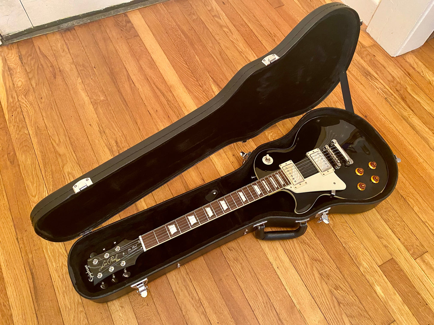 Left-Handed | 2005 Les Paul Standard | Ebony w/ Hard Case