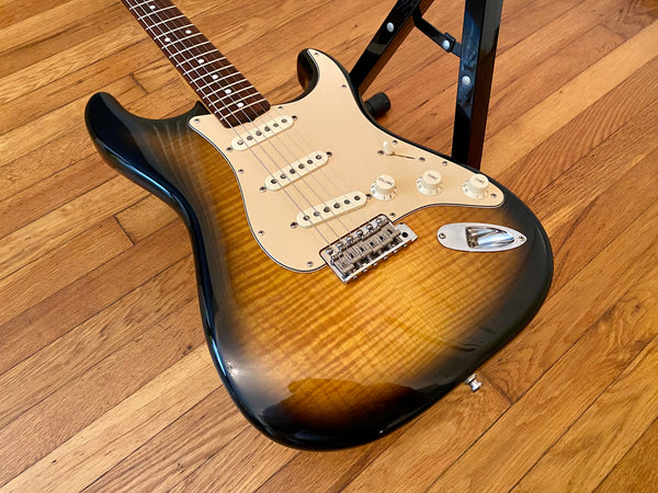 2006 Fender American Deluxe Vintage Player '62 Stratocaster Flame Top | 2-Tone Sunburst